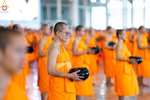 ภาพ No.139080:พิธีตักบาตร , พิธีบูชาข้าวพระ ณ ห้องแก้วสารพัด 1 สภาธรรมกายสากล วัดพระธรรมกาย วันอาทิตย์ต้นเดือนที่ 2 มิถุนายน พ.ศ. 2567