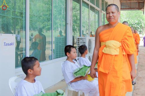 ภาพ No.216202:วันเสาร์ที่ 5 เมษายน พ.ศ. 2568 พิธีตัดปอยผม พิธีขอขมาผู้ปกครอง พิธีขอขมามอบผ้าไตร พิธีบรรพชา พิธีถวายบาตรสามเณร ณ ศูนย์ปฏิบัติธรรมและศูนย์อบรมเยาวชนเพชรบุรี ต.ท่าแลง อ.ท่ายาง จ.เพชรบุรี