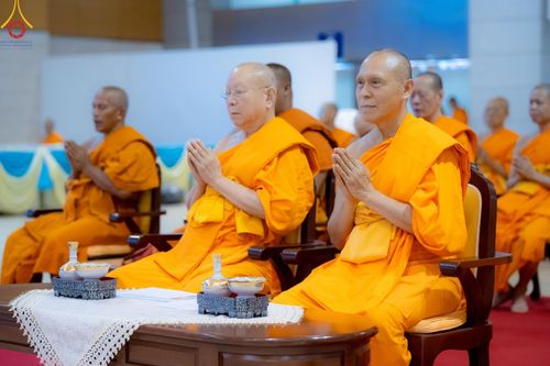 ภาพ No.146105:วันมหารำลึก ครั้งที่ 34 พิธีร่วมรำลึกถึงนักสร้างบารมีที่ล่วงลับไปแล้ว , พิธีสวดพระพุทธมนต์ ณ ห้องแก้วสารพัดนึก 1 วัดพระธรรมกาย วันเสาร์ที่ 27 กรกฎาคม พ.ศ. 2567