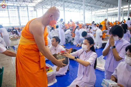 ภาพ No.89463:พิธีตักบาตร ข้าวสารอาหารแห้ง พิธีบูชาข้าวพระ และพิธีจุดเทียนใจ ไฟนิรันดร์  อนันตชัย ณ สภาธรรมกายสากล วัดพระธรรมกาย วันอาทิตย์ที่ 1 ตุลาคม พ.ศ. 2566