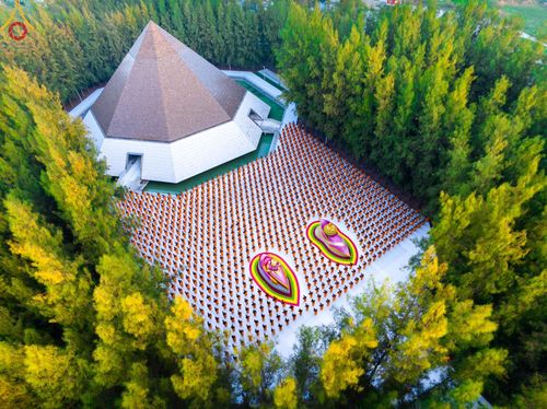 ภาพ No.189214:พระธรรมยาตราปฏิบัติธรรม และถ่ายภาพหมู่ประวัติศาสตร์ ในโครงการธรรมยาตรา กตัญญูบูชา มหาปูชนียาจารย์ พระมงคลเทพมุนี(สด จนฺทสโร) พระผู้ปราบมาร อนุสรณ์สถาน 7 แห่ง ปีที่ 13 วันที่ 4 มกราคม พ.ศ. 2568 ณ อนุสรณ์สถานมหาวิหารพระมงคลเทพมุนี (โลตัสแลนด์) อ.สองพี่น้อง