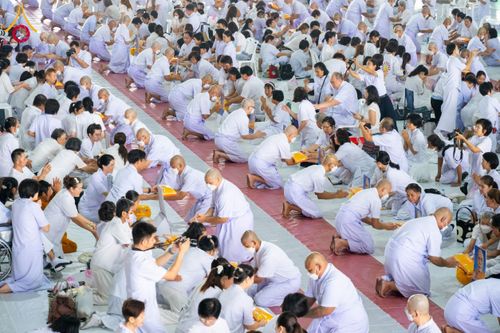 ภาพ No.62746:พิธีขอขมามอบผ้าไตร ในโครงการอุปสมบทหมู่ บูชาธรรมหลวงพ่อธัมมชโย พ.ศ.2567  โครงการอุปสมบทหมู่ธรรมทายาท ระดับอุดมศึกษา รุ่นที่51 (ภาคฤดูร้อน) โครงการบวชพระนานาชาติ AEC และ WAB รุ่นผู้บริหาร(รุ่นที่2) ณ ลานธรรม พระมหาธรรมกายเจดีย์ วันที่ 13 เมษายน พ.ศ. 2567