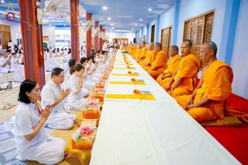 ภาพ No.196373:พิธีถวายภัตตาหารเป็นสังฆทาน แด่พระธรรมยาตรา ณ วัดโบสถ์(บน) ตำบลบางคูเวียง อำเภอบางกรวย จังหวัดนนทบุรี ในโครงการธรรมยาตรา กตัญญูบูชา มหาปูชนียาจารย์ พระมงคลเทพมุนี(สด จนฺทสโร) พระผู้ปราบมาร อนุสรณ์สถาน 7 แห่ง ปีที่ 13 วันที่ 17 มกราคม พ.ศ. 2568