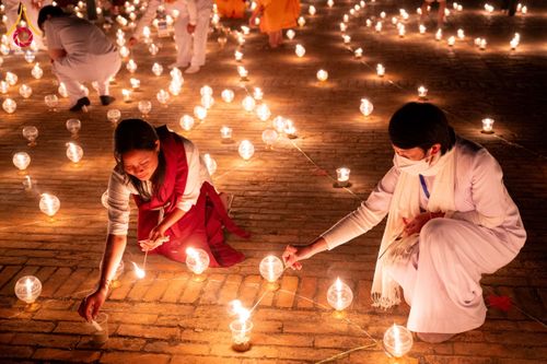 ภาพ No.130636:พิธีจุดโคมประทีปถวายเป็นพุทธบูชา ในโครงการบรรพชา 1,250 รูป ณ มหาวิหารมายาเทวี แดนประสูติ สวนลุมพินี ประเทศเนปาล วันที่ 9 มีนาคม พ.ศ. 2567