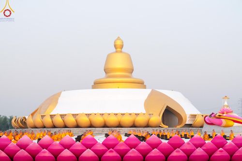 ภาพ No.198621:พระธรรมยาตราปฏิบัติธรรม และถ่ายภาพหมู่ประวัติศาสตร์ ณ อนุสรณ์สถานบางปลา วัดบางปลา อำเภอบางเลน จังหวัดนครปฐม ในโครงการธรรมยาตรา กตัญญูบูชา มหาปูชนียาจารย์ พระมงคลเทพมุนี(สด จนฺทสโร) พระผู้ปราบมาร อนุสรณ์สถาน 7 แห่ง ปีที่ 13 วันที่ 20 มกราคม พ.ศ. 2568