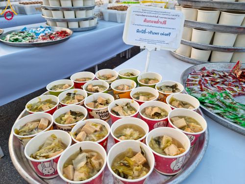 ภาพ No.108468:ถวายภัตตาหารเป็นสังฆทาน แด่คณะพระธรรมยาตราฯ ในโครงการธรรมยาตรากตัญญูบูชา มหาปูชนียาจารย์ พระมงคลเทพมุนี(สด จนฺทสโร) พระผู้ปราบมาร อนุสรณ์สถาน 7 แห่ง ปีที่ 12 วันที่ 7 มกราคม พ.ศ. 2567 ณ อนุสรณ์สถานโลตัสแลนด์ จ.สุพรรณบุรี