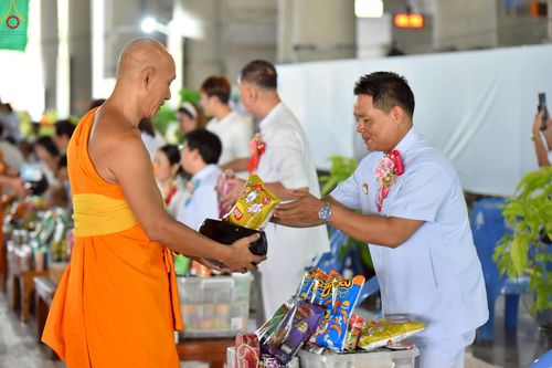 ภาพ No.246624:วันที่ 14 กันยายน พ.ศ. 2568 พิธีตักบาตรฉลองพระใหม่ ในโครงการอุปสมบทหมู่บูชาธรรม ครบรอบ108ปี วันครูผู้ค้นพบวิชชาธรรมกาย ณ วิหารคด วัดพระธรรมกาย