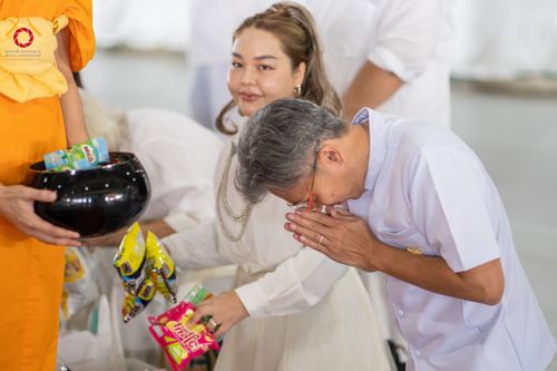 ภาพ No.145675:พิธีตักบาตรโครงการบรรพชาสามเณร โรงเรียนนานาชาติ รุ่นที่ 13 ณ มหารัตนวิหารคด 9 วัดพระธรรมกาย วันเสาร์ที่ 20 กรกฎาคม พ.ศ. 2567