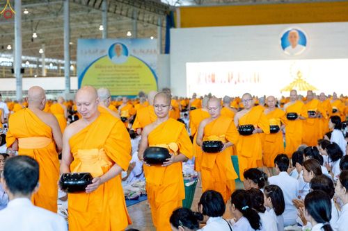 ภาพ No.243493:วันที่ 7 กันยายน พ.ศ. 2568 พิธีตักบาตร ข้าวสารอาหารแห้ง ในวันครูผู้ค้นพบวิชชาธรรมกาย ณ บ้านแก้วเรือนทองคุณยายฯ สภาธรรมกายสากล วัดพระธรรมกาย