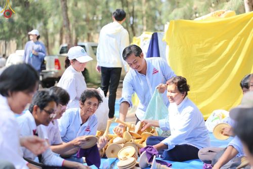 ภาพ No.106975:V.3 ตั้งใจ การเตรียมงาน เก็บงาน การรับบุญของเจ้าหน้าที่หน่วยงานต่างๆ เพื่อโครงการธรรมยาตรา กตัญญูบูชามหาปูชนียาจารย์ พระมงคลเทพมุนี (สด จนฺทสโร) พระผู้ปราบมาร อนุสรณ์สถาน 7 แห่ง ปีที่ 12 ระหว่างวันที่ 2 - 31 มกราคม พ.ศ. 2567