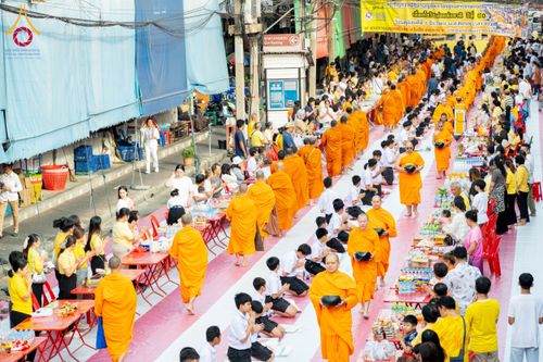 ภาพ No.180304:พิธีทำบุญตักบาตร ข้าวสารอาหารแห้ง แด่คณะสงฆ์ 99 รูป เนื่องในวันพ่อแห่งชาติ ปีที่ 50 ณ ศูนย์การค้าตลาดรังสิต ซ.รังสิต-ปทุมธานี 5 วันที่ 5 ธันวาคม พ.ศ. 2567