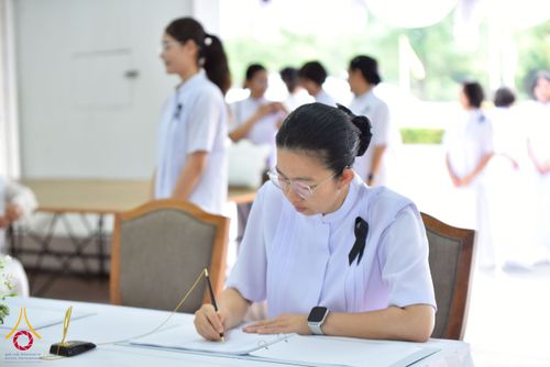 ภาพ No.267576:วันที่ 7 พฤศจิกายน พ.ศ. 2568 พสกนิกรอำเภอคลองหลวง รวมใจบำเพ็ญกุศลปัณรสมวาร (15 วัน) อุทิศถวายเป็นพระราชกุศลแด่ “สมเด็จพระพันปีหลวง” ณ วัดพระธรรมกาย