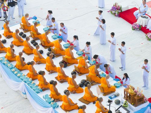 ภาพ No.112716:พิธีตักบาตรพระธรรมยาตราฯ ณ วัดสองพี่น้อง จ.สุพรรณบุรี วันที่ 15 มกราคม พ.ศ. 2567