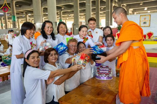 ภาพ No.115487:พิธีตักบาตรฉลองพระใหม่ ในโครงการอุปสมบทหมู่บูชาธรรม 115 ปี คุณยายอาจารย์มหารัตนอุบาสิกาจันทร์ ขนนกยูง วันที่ 19  มกราคม พ.ศ. 2567 ณ มหารัตนวิหารคด วัดพระธรรมกาย