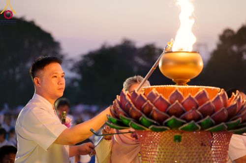 ภาพ No.112186:พิธีจุดประทีปถวายเป็นพุทธบูชา และบูชาธรรมมหาปูชนียาจารย์ พระมงคลเทพมุนี(สด จนฺทสโร) ในโครงการธรรมยาตรา กตัญญูบูชา มหาปูชนียาจารย์ พระมงคลเทพมุนี(สด จนฺทสโร) พระผู้ปราบมาร อนุสรณ์สถาน 7 แห่ง ปีที่ 12 วันที่ 14 มกราคม พ.ศ. 2567 ณ วัดสองพี่น้อง อ.สองพี่น้อง