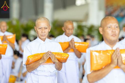 ภาพ No.321329:วันเสาร์ที่ 11 เมษายน พ.ศ.2569 พิธีขอขมาและมอบผ้าไตร โครงการอุปสมบทหมู่ บูชาธรรมหลวงพ่อธัมมชโย พ.ศ.2569 โครงการอุปสมบทหมู่ธรรมทายาท ระดับอุดมศึกษา รุ่น 53 (ภาคฤดูร้อน) ณ วัดพระธรรมกาย ปทุมธานี