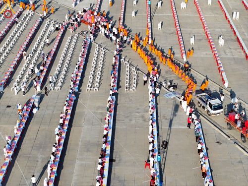 ภาพ No.218955:วันที่ 18-20 เมษายน พ.ศ. 2568 การเตรียมงานในลานธรรม , วิหารคด เพื่องานวันคุ้มครองโลก 22 เมษายน พศ. 2568