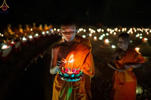 ภาพ No.138655:Photo Story  มหัศจรรย์วัดดงดินแดง Episode 6 พระภิกษุ-สามเณร ในโครงการบรรพชาอุปสมบทหมู่  กว่า 500 รูป และศีลจาริณีกว่า 300 คน ร่วมกันก่อพระเจดีย์ทราย 20,000 องค์ และจุดประทีป  บูชาธรรม 80 ปี หลวงพ่อธมฺมชโย กลางลำน้ำแม่ตื่น