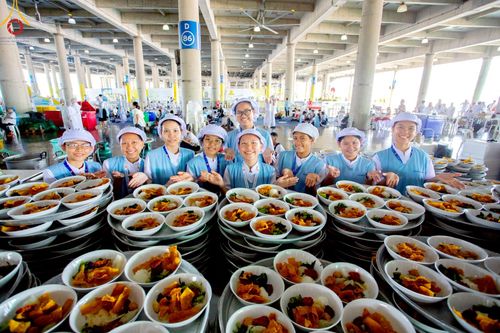 ภาพ No.219419:วันอังคารที่ 22 เมษายน พ.ศ. 2568 พิธีมอบปัจจัยช่วยเหลือครู 4 จังหวัดชายแดนภาคใต้ , พิธีกล่าวคำถวายอุปกรณ์ เพื่อเตรียมการต้อนรับคณะสงฆ์ฯ , พิธีกล่าวคำถวายภัตตาหารเป็นสังฆทาน , คณะสงฆ์ฉันภัตตาหารเพล  เนื่องในวันคุ้มครองโลก พิธีถวายมหาสังฆทานแด่คณะสงฆ์