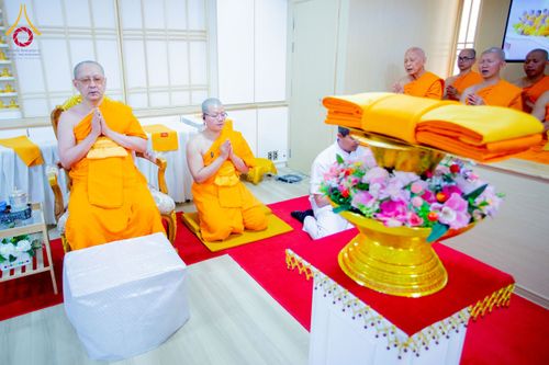 ภาพ No.221304:วันศุกร์ที่ 25 เมษายน พ.ศ. 2568 พิธีอัญเชิญรูปเหมือนพระมงคลเทพมุนี (สด จนฺทสโร) พระผู้ปราบมาร พิธีทอดผ้าป่าสามัคคี 25 ปี พิธีถวายสังฆทาน 15 วัด แด่เจ้าอาวาสภาคพื้นเอเชีย และแอฟริกา ในวาระครบ 25 ปี วัดพระธรรมกายโอซาก้า ประเทศญี่ปุ่น