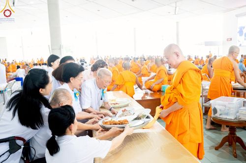 ภาพ No.220713:วันเสาร์ที่ 26 เมษายน พ.ศ.2568 (วันพระ แรม 15 ค่ำ เดือน 5) พิธีถวายภัตตาหารเมนูสวรรค์ "เพื่อการบรรลุธรรม" และ พิธีบุพเปตพลี ครั้งที่ 163 ร่วมอุทิศบุญแด่หมู่ญาติที่ล่วงลับไปแล้ว และสืบทอดอายุพระพุทธศาสนา ณ หอฉันคุณยายอาจารย์ฯ วัดพระธรรมกาย