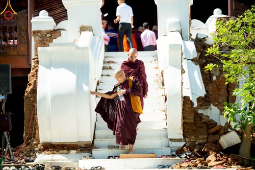 ภาพ No.220118:วันพุธที่ 16 เมษายน พ.ศ. 2568 วัดพระธรรมกายถวายมหาสังฆทาน มอบสิ่งของและทุนทรัพย์กว่า 4 ล้านบาท บรรเทาทุกข์ 181 วัดแผ่นดินไหวเมียนมา