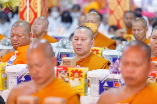 ภาพ No.197370:พิธีเจริญพระพุทธมนต์ ปฏิบัติธรรม มอบทุนการศึกษา ถวายสังฆทาน 108 วัด เพื่อถวายเป็นพุทธบูชา และขับเคลื่อนโครงการหมู่บ้านรักษาศีล 5 โดยคณะสงฆ์จังหวัดนนทบุรี คณะศิษยานุศิษย์วัดพระธรรมกาย โครงการธรรมยาตรา ปีที่ 13 ณ วัดตะเคียน อ.บางกรวย จ.นนทบุรี