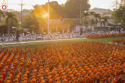 ภาพ No.101834:ตักบาตรพระ 10,000 รูป เติมบุญให้แผ่นดิน เนื่องในโอกาส 192 ปี จังหวัดกาญจนบุรี หนึ่งในโครงการตักบาตรพระ 2,000,000 รูป  77 จังหวัดทุกวัดทั่วไทย วันจันทร์ที่ 11 ธันวาคม พ.ศ. 2566 บริเวณถนนสองแคว (SKY WALK) เมืองกาญจนบุรี
