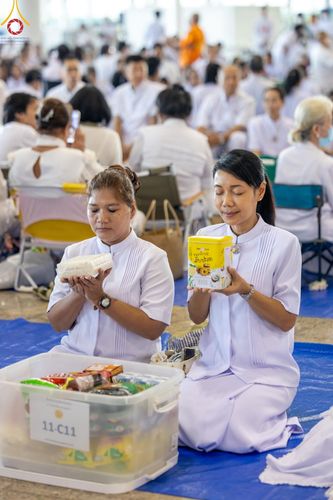 ภาพ No.158944:พิธีตักบาตร ในวันอาทิตย์ต้นเดือน วันที่ 6 ตุลาคม พ.ศ. 2567 ณ สภาธรรมกายสากล วัดพระธรรมกาย