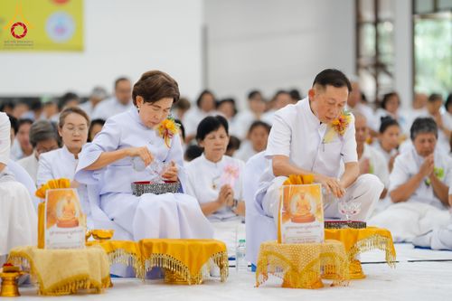 ภาพ No.160816:พิธีเจริญพระพุทธมนต์ และปิดแผ่นทองรูปเหมือน พระเดชพระคุณพระมงคลเทพมุนี (สด จนฺทสโร) พระผู้ปราบมาร จำนวน 3 องค์ วันเสาร์ที่ 5 ตุลาคม พ.ศ. 2567 ณ อาคารปลูกศรัทธา 2 (ชานชลาเดิม) วัดพระธรรมกาย อ.คลองหลวง จ.ปทุมธานี