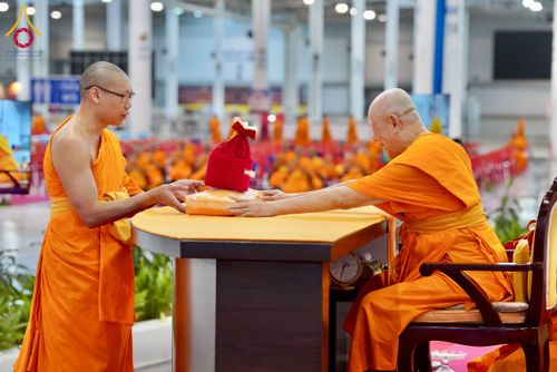 ภาพ No.237455:วันอาทิตย์ที่ 10 สิงหาคม พ.ศ.2568 พิธีมอบใบประกาศเกียรติคุณ โครงการสอบบาลี "ฉลองแชมป์" บูชาธรรม 80 ปี หลวงพ่อธัมมชโย ประจำปี 2568 และ พิธีมอบดวงแก้วสามเณรทรงบาลีไวยากรณ์ ณ สภาธรรมกายสากล วัดพระธรรมกาย ปทุมธานี