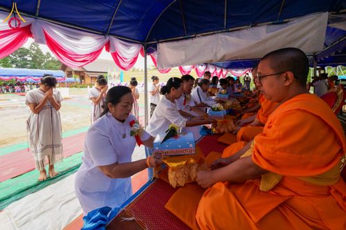 ภาพ No.174113:พิธีวางศิลาฤกษ์มหาสมบัติ โปรยรัตนชาติบ่อมงคลเศรษฐี ติดแผ่นทอง ลูกนิมิต - ช่อฟ้า เพื่อสถาปนาสร้างอุโบสถ บูชาธรรม 80 ปีหลวงพ่อธัมมชโย ณ วัดทุ่งเจริญธรรม อ.อมก๋อย จ.เชียงใหม่ วันที่ 8 พฤศจิกายน พ.ศ. 2567