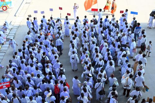 ภาพ No.221575:วันอังคารที่ 22 เมษายน พ.ศ. 2568 ภาพพิธีถวายมหาสังฆทานคณะสงฆ์ 40,000 กว่าวัดทั่วประเทศ เนื่องในวันคุ้มครองโลก ชุดที่ 2 (ปลื้มให้สมการรอคอย) ณ ลานธรรมพระมหาธรรมกายเจดีย์ วัดพระธรรมกาย