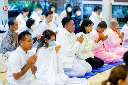 ภาพ No.194918:พิธีถวายภัตตาหารเป็นสังฆทาน แด่พระธรรมยาตรา ณ อนุสรณ์สถานมหาวิหารพระมงคลเทพมุนี (โลตัสแลนด์) อ.สองพี่น้อง จ.สุพรรณบุรี ในโครงการธรรมยาตรา กตัญญูบูชา มหาปูชนียาจารย์ พระมงคลเทพมุนี(สด จนฺทสโร) พระผู้ปราบมาร แห่ง ปีที่ 13 วันที่ 14 มกราคม พ.ศ.2568