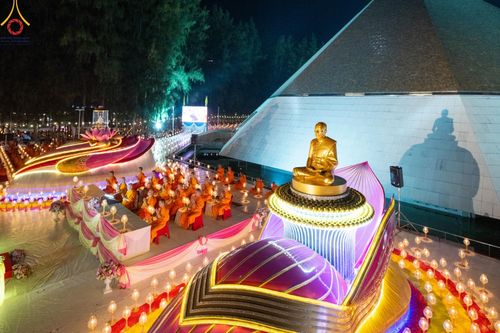 ภาพ No.190158:พิธีจุดประทีปถวายเป็นพุทธบูชา และบูชาธรรมมหาปูชนียาจารย์ ณ อนุสรณ์สถานมหาวิหารพระมงคลเทพมุนี (โลตัสแลนด์) อ.สองพี่น้อง จ.สุพรรณบุรี ในโครงการธรรมยาตรา กตัญญูบูชา มหาปูชนียาจารย์ พระมงคลเทพมุนี(สด จนฺทสโร) พระผู้ปราบมาร อนุสรณ์สถาน 7 แห่ง ปีที่ 13