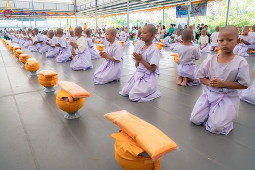 ภาพ No.133458:พิธีขอขมารับผ้าไตร, พิธีบรรพชาสามเณร, สามเณรออกบิณฑบาต ในโครงการบรรพชาสามเณร ฟื้นฟูพระพุทธศาสนาทั่วไทย  ณ ศูนย์ปฏิบัติธรรม และอบรมเยาวชนเมืองยะลา วันที่ 3 เมษายน พ.ศ. 2567