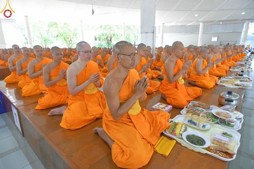 ภาพ No.143197:พิธีถวายภัตตาหารเพื่อเป็นกำลังแห่งการเข้าถึงธรรม ของพระภิกษุสามเณร วัดพระธรรมกาย วันเสาร์ที่ 6 กรกฏาคม พ.ศ. 2567 ณ หอฉันคุณยายอาจารย์ วัดพระธรรมกาย จ.ปทุมธานี