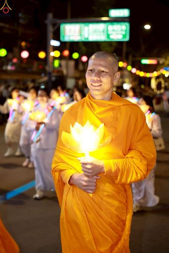 ภาพ No.229573:วันเสาร์ที่ 26 เมษายน พ.ศ. 2568 คณะพระภิกษุสามเณรในโครงการบรรพชาหมู่ 81 รูป  วัดภาวนาโซล ประเทศเกาหลีใต้ ได้ร่วมกับคณะสาธุชนคนไทยในเกาหลีใต้  ร่วมกันเดินขบวนอัญเชิญโคมดอกบัว  เพื่อบูชาแด่องค์สมเด็จพระสัมมาสัมพุทธเจ้า  ในงานเทศกาลวิสาขบูชานานาชาติ ประจำปี