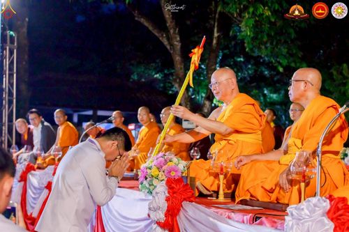 ภาพ No.224493:วันจันทร์ที่ 12 พฤษภาคม พ.ศ. 2568  ชาวพุทธในอินโดนีเซีย ร่วมฉลองวิสาขบูชาจุดประทีปกว่า 200,000 ดวง ณ พระมหาเจดีย์บรมพุทโธ  เจริญพุทธมนต์ถวาย “พระวชิรเกล้าเจ้าอยู่หัว”