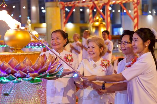 ภาพ No.223977:วันวิสาขบูชา วันอาทิตย์ที่ 11 พฤษภาคม พ.ศ. 2568 พิธีจุดวิสาขประทีป ,  พิธีเวียนประทักษิณรอบพระมหาธรรมกายเจดีย์ , พิธีฉลองชัยสวดมนต์บทธัมมจักกัปปวัตตนสูตร ครบ 7,357,000,000 จบ ณ มหารัตนวิหารคด วัดพระธรรมกาย