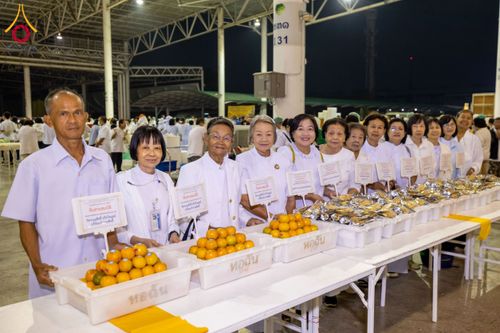 ภาพ No.204304:พิธีถวายภัตตาหารเป็นสังฆทาน แด่พระธรรมยาตรา ณ วัดพระธรรมกาย ตำบลคลองสาม อำเภอคลองหลวง จังหวัดปทุมธานี ในโครงการธรรมยาตรา กตัญญูบูชา มหาปูชนียาจารย์ พระมงคลเทพมุนี(สด จนฺทสโร) พระผู้ปราบมาร อนุสรณ์สถาน 7 แห่ง ปีที่ 13 วันที่ 31 มกราคม พ.ศ. 2568