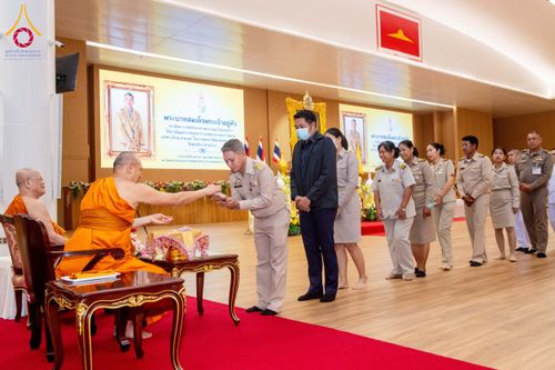 ภาพ No.208799:พระบาทสมเด็จพระเจ้าอยู่หัวทรงพระกรุณาโปรดเกล้าฯ พระราชทานภัตตาหารพระราชทาน แด่พระภิกษุ สามเณร ในการสอบบาลีสนามหลวง ณ วัดพระธรรมกาย วันที่ 22 กุมภาพันธ์ พ.ศ. 2568 ณ วัดพระธรรมกาย อำเภอคลองหลวง จังหวัดปทุมธานี