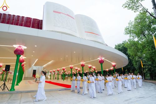 ภาพ No.156679:พิธีบรรพชาอุปสมบท ธรรมทายาท โครงการอุปสมบทหมู่บูชาธรรมครบรอบ 107 ปี วันครูผู้ค้นพบวิชชาธรรมกาย ณ โบสถ์พระไตรปิฏก วัดพระธรรมกาย วันเสาร์ที่ 14 กันยายน พ.ศ. 2567