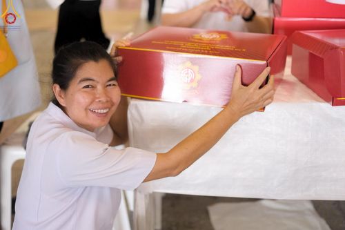 ภาพ No.212272:วันพุธที่ 19 มีนาคม พ.ศ. 2568 การบรรจุไทยธรรมลงกล่องสำเร็จ 43,500 กล่อง เพื่อถวายแด่พระสังฆาธิการ 40,000 กว่าวัดทั่วไทย ในวันคุ้มครองโลก 22 เมษายน พ.ศ. 2568 ณ บ้านแก้วเรือนทองคุณยายฯ วัดพระธรรมกาย