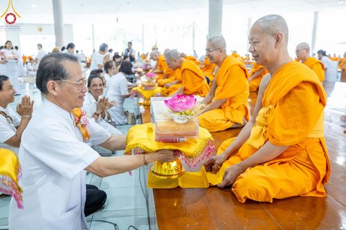 ภาพ No.169782:พิธีถวายภัตตาหารเมนูสวรรค์ "เพื่อการบรรลุธรรม" เนื่องในวันลอยกระทง (ขึ้น 15 ค่ำ เดือน 12) วันศุกร์ที่ 15 พฤศจิกายน พ.ศ. 2567 ณ หอฉันคุณยายอาจารย์ฯ วัดพระธรรมกาย