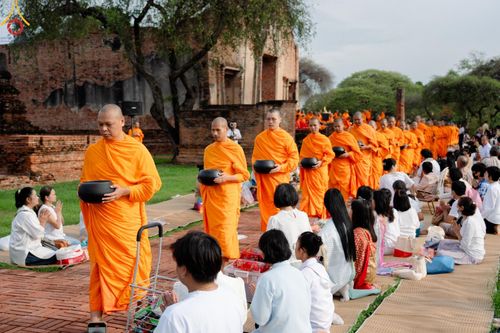 ภาพ No.138541:พิธีตักบาตร วัดราชบูรณะ จ.พระนครศรีอยุธยา วันที่ 25 พฤษภาคม พ.ศ.2567