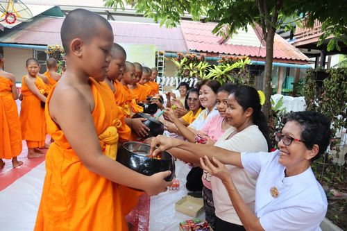 ภาพ No.61085:สามเณรออกบิณฑบาต และกิจกรรมอบรมสามเณร ในโครงการบรรพชาสามเณรฟื้นฟู พระพุทธศาสนาทั่วไทย ณ ศูนย์อบรมที่พักสงฆ์บ้านร่มเย็น จ.นราธิวาส วันที่ 2-15 เมษายน พ.ศ. 2567
