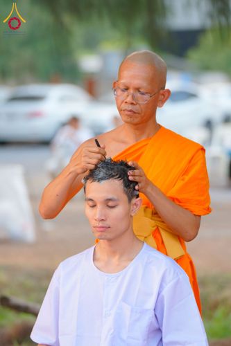 ภาพ No.135321:พิธีปลงผม ธรรมทายาท ระดับอุดมศึกษา รุ่นที่ 51 ภาคฤดูร้อน ณ วัดพระธรรมกาย จ.ปทุมธานี วันเสาร์ที่ 6 เมษายน พ.ศ. 2567