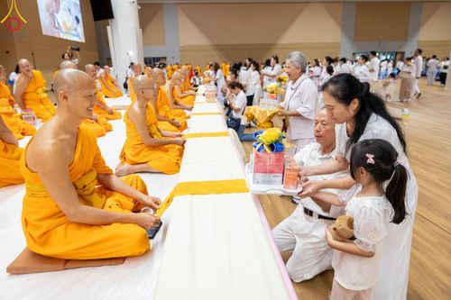 ภาพ No.149078:พิธีถวายคิลานเภสัชและอุปกรณ์ทางการแพทย์ เนื่องในวันธรรมชัย วันอาทิตย์ที่ 18 สิงหาคม พ.ศ. 2567 ณ ห้องแก้วสารพัดนึก 2 สภาธรรมกายสากล วัดพระธรรมกาย