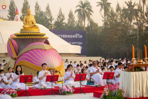 ภาพ No.110259:พิธีตักบาตรพระธรรมยาตราฯ ในโครงการธรรมยาตรากตัญญูบูชา มหาปูชนียาจารย์ พระมงคลเทพมุนี(สด จนฺทสโร) พระผู้ปราบมาร ปีที่ 12 ณ อนุสรณ์สถานลำดับที่ 2 สถานที่ตั้งมโนปณิธานบวชตลอดชีวิต อนุสรณ์สถานบางนางแท่น จ.นครปฐม วันที่ 11 มกราคม พ.ศ. 2567